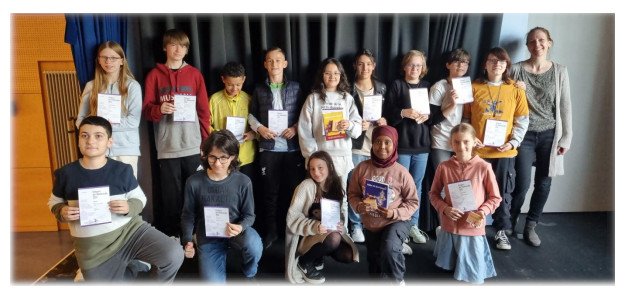 Schülerinnen und Schüler mit Zertifikaten beim Schulprojekt